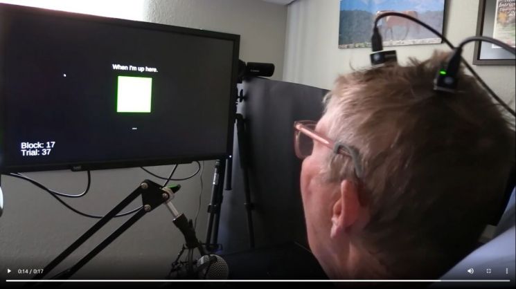 뇌 신경칩 삽입으로 일반인과 비슷한 속도로 말을 할 수 있게 된 67세 여성 환자. 사진 출처=MIT 테크놀로지 리뷰 동영상 캡처.