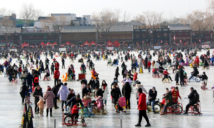 춘제 연휴 둘째날인 지난 22일 중국 수도 베이징 스차하이에서 중국인들이 얼음썰매를 타며 연휴를 즐기고 있다. [이미지출처=연합뉴스]