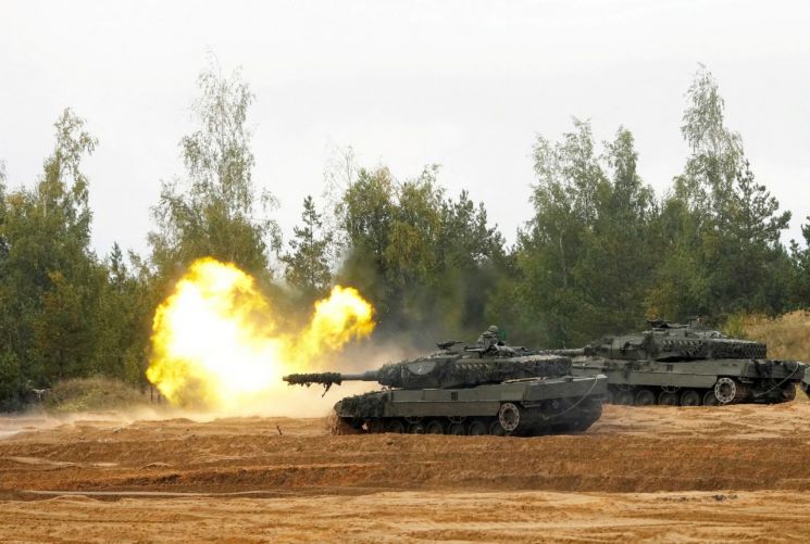 훈련 중인 레오파드2 탱크의 모습.[이미지출처=로이터·연합뉴스]