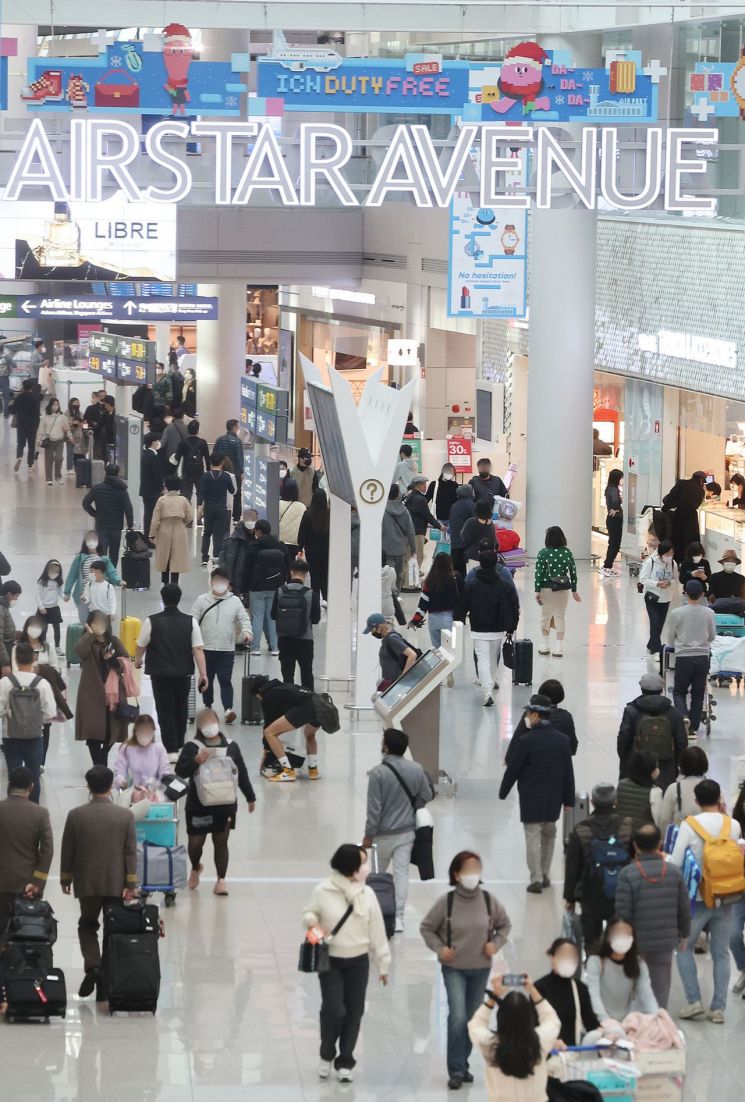 지난해 12월11일 인천국제공항 제1터미널 면세구역에서 이용객들이 이동하고 있다. 사진은 기사 내용과 무관. [이미지출처=연합뉴스]