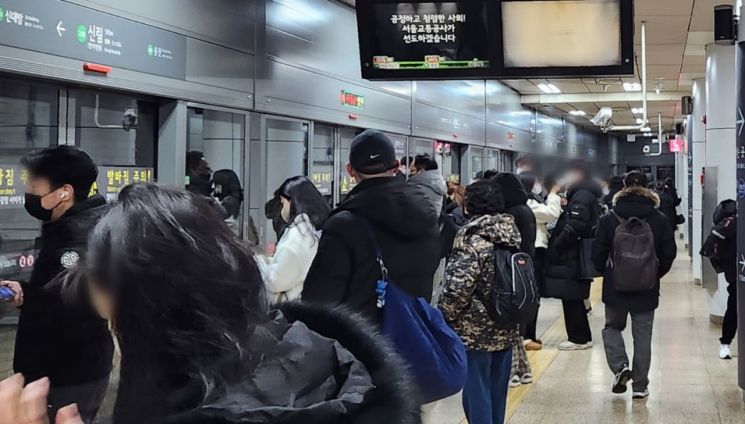 30일 오전 7시45분께 서울 2호선 신림역 전철을 기다리는 50~60명 중 마스크를 벗은 시민들은 거의 찾아볼 수 없었다. 사진=변선진 기자sj@