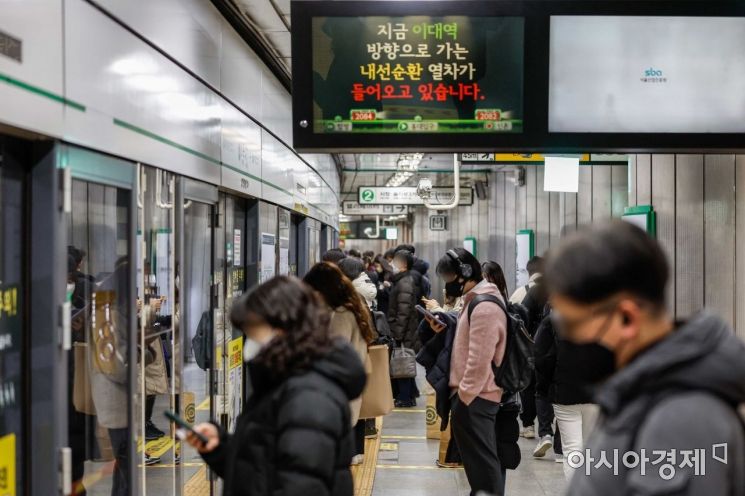 일부 시설을 제외하고 실내마스크 착용이 의무에서 권고로 전환된 30일 서울 서대문구 지하철2호선 신촌역에서 시민들이 마스크를 쓰고 열차를 기다리고 있다. 사진=강진형 기자aymsdream@
