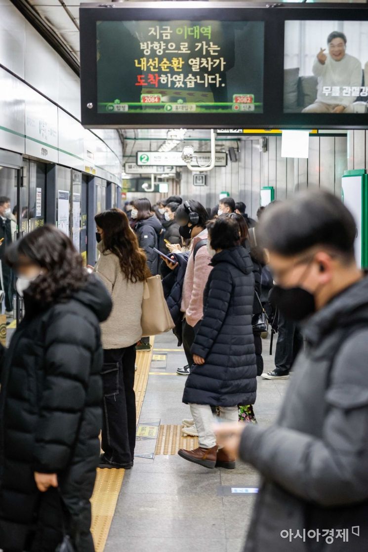 일부 시설을 제외하고 실내마스크 착용이 의무에서 권고로 전환된 30일 서울 서대문구 지하철2호선 신촌역에서 시민들이 마스크를 쓰고 열차를 기다리고 있다. 사진=강진형 기자aymsdream@