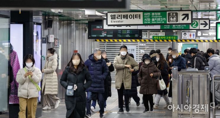 일부 시설을 제외하고 실내마스크 착용이 의무에서 권고로 전환된 30일 서울 서대문구 지하철2호선 신촌역에서 시민들이 마스크를 쓰고 이동하고 있다. 사진=강진형 기자aymsdream@
