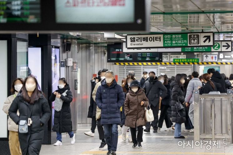 지난달 30일 서울 서대문구 지하철2호선 신촌역에서 시민들이 마스크를 쓰고 이동하고 있다. 사진=강진형 기자aymsdream@