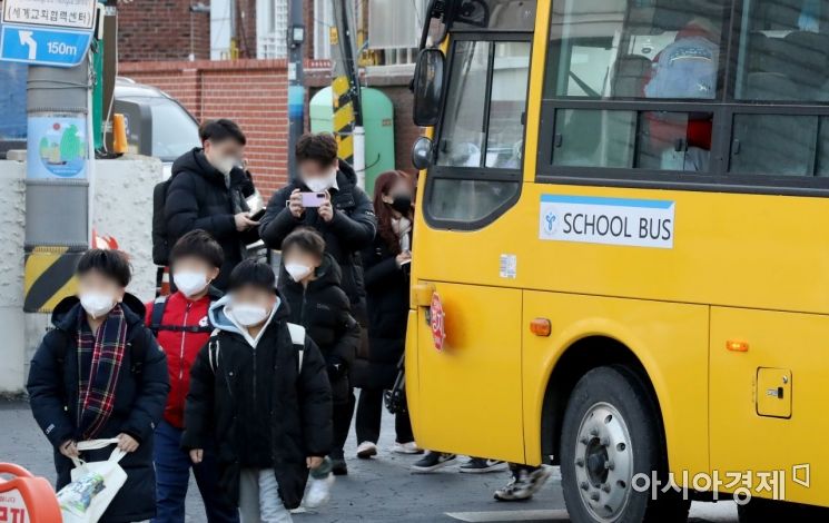 실내마스크 착용 의무가 해제된 30일 서울 광진구 광장초등학교 학생들이 등교하고 있다. 대부분 학생들은 마스크를 쓰고 등교했다. 정부는 이날 0시부터 대중교통과 의료시설, 감염취약시설 등 일부 시설을 제외한 실내에서 마스크 착용 의무를 권고로 조정했다. 사진=허영한 기자 younghan@