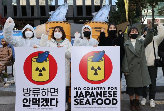 2020년 시민방사능감시센터, 환경운동연합 등 시민단체 회원들이 서울 종로구 옛 일본대사관 앞에서 오염수 해양 방류에 반대하는 캠페인을 벌이는 모습. 사진제공=연합뉴스