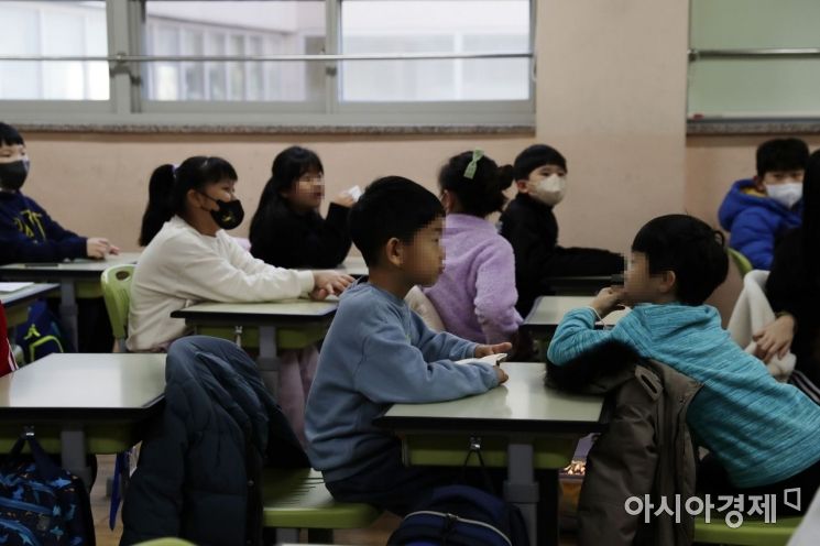 실내 마스크 의무 착용이 해제된 30일 오전 서울 광진구 광장동 광장초등학교에서 마스크를 쓴 학생들과 안 쓴 학생들이 한반에서 같이 수업 시작을 기다리고 있다. 사진=허영한 기자 younghan@