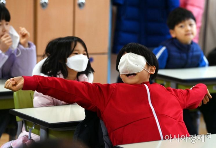"표정 드러내기 싫어요"…마스크 안 벗는 한국·일본
