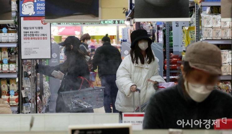 실내마스크 착용 의무가 해제된 30일 서울 시내 한 대형마트에서 시민들이 마스크를 착용한 채 장을 보고 있다. 이날부터 대중교통, 병원 등 일부 시설을 제외하곤 실내에서도 마스크를 쓰지 않아도 된다. 사진=김현민 기자 kimhyun81@