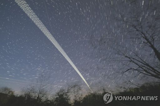 밤하늘에 빛 흔적을 남긴 스타링크X 인공위성의 운항 궤적 / 사진=연합뉴스