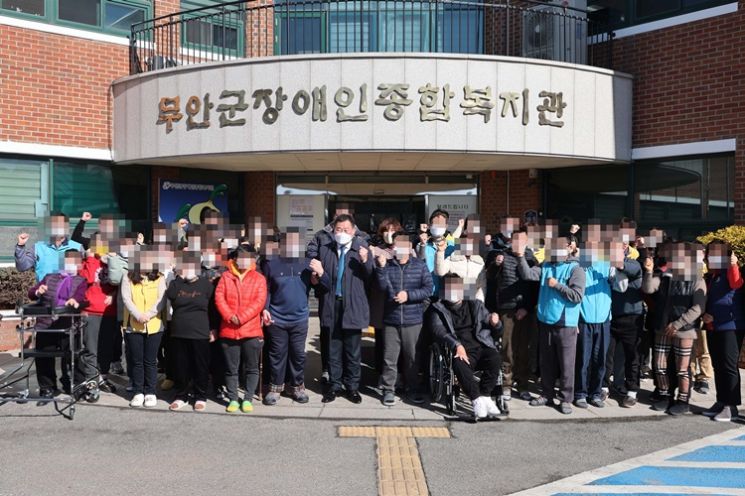 (가운데)김산 무안군수가 장애인종합복지관을 방문해 시설을 체험했다. [사진제공=무안군]