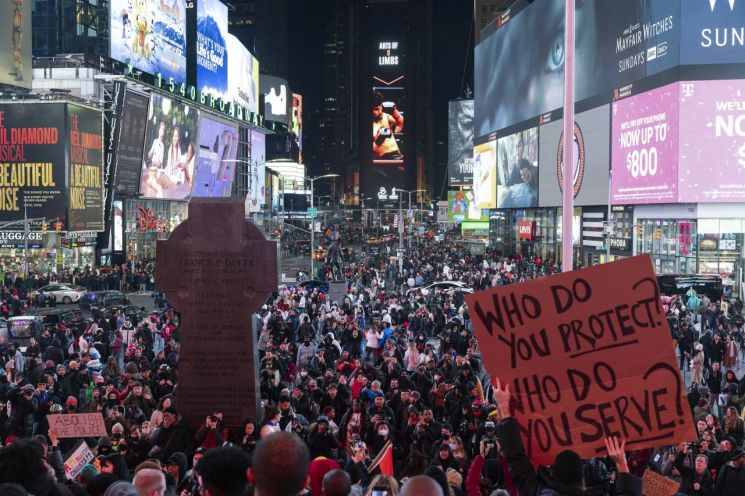 28일(현지시간) 미국 뉴욕 맨해튼 타임스퀘어에서 경찰관들의 흑인 운전자 집단 구타 사망 사건에 분노한 시민들이 시위하고 있다. [사진출처=AP 연합뉴스]