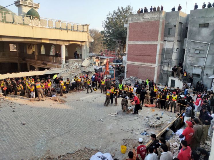 30일(현지시간) 파키스탄 페샤와르의 한 모스크(이슬람사원)에서 발생한 폭발 현장에서 구조대원들이 구조작업을 벌이고 있다. [사진출처=EPA·연합뉴스]