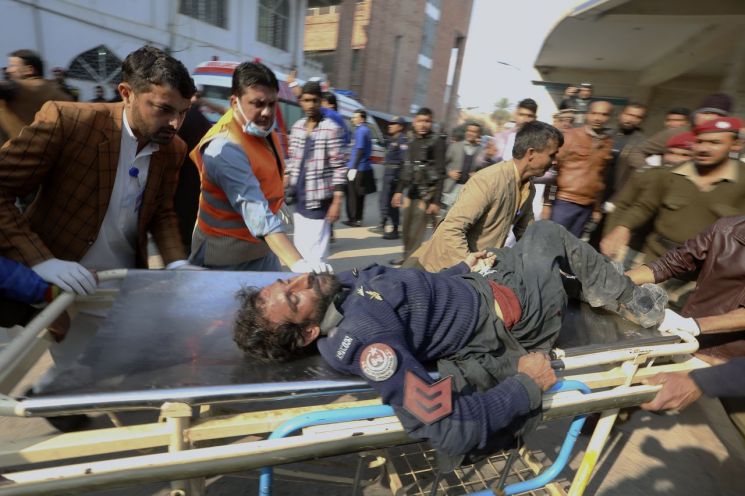 30일(현지시간) 파키스탄 페샤와르의 한 이슬람 사원에서 발생한 자살 폭탄 테러로 부상을 입은 남성이 병원으로 이송되는 모습. [사진출처=AP·연합뉴스]