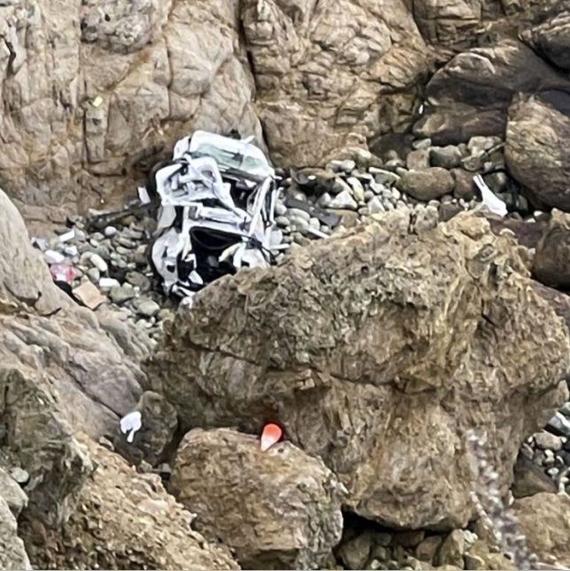 미국 캘리포니아 북부 한 절벽에서 약 76m 절벽 아래로 추락한 테슬라 차량. [이미지출처=AP연합뉴스]