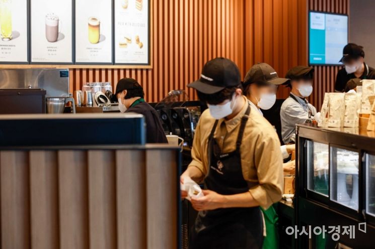 실내 마스크 의무가 해제된 31일 서울 한 카페에서 점원이 마스크를 착용하고 있다. 사진=강진형 기자aymsdream@
