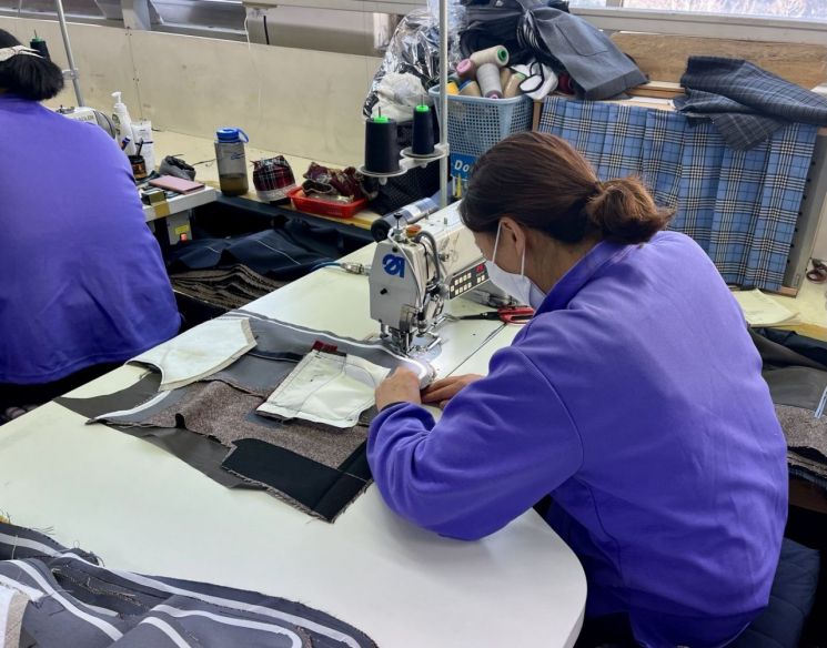 부산의 교복 생산 전문업체인 '국도섬유'에서 한 근로자가 동복 재킷을 제작하고 있다. 작업량이 몰리는 1, 2월에는 주말에도 근무를 한다. /김보경 기자bkly477@