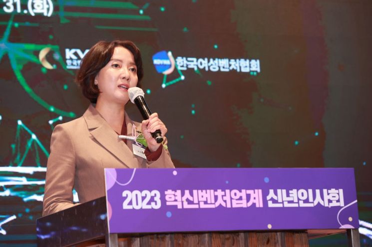 이영 중소벤처기업부 장관이 31일 서울 양재 엘타워에서 열린 2023년 혁신벤처업계 신년인사회에 참석해 축사를 하고 있다.