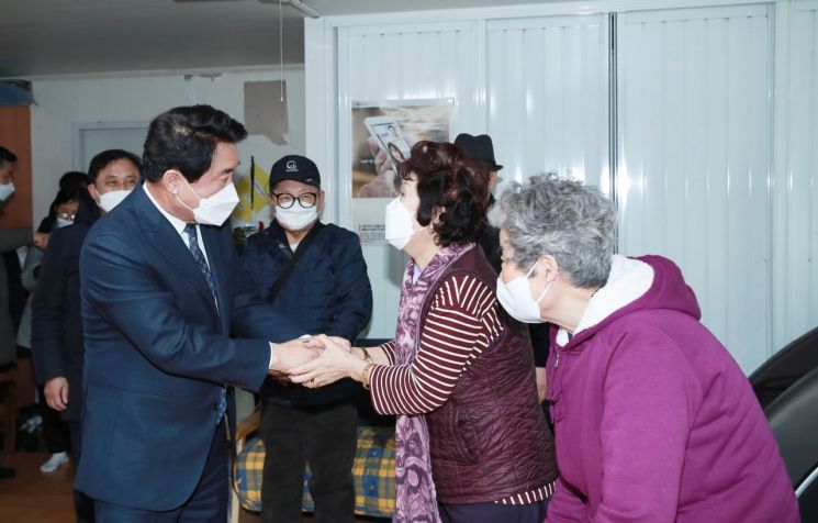 박준희 관악구청장이 관내 경로당을 방문해 어르신들과 인사를 나누고 애로사항을 청취했다.