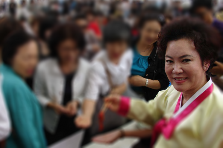 지난 2009년 일본 도쿄 롯본기에서 열린 '2009 김치 페스티벌'에서 일본인들에게 김치를 선보이고 있는 김순자 한성식품 대표.[사진출처=아시아경제 DB]