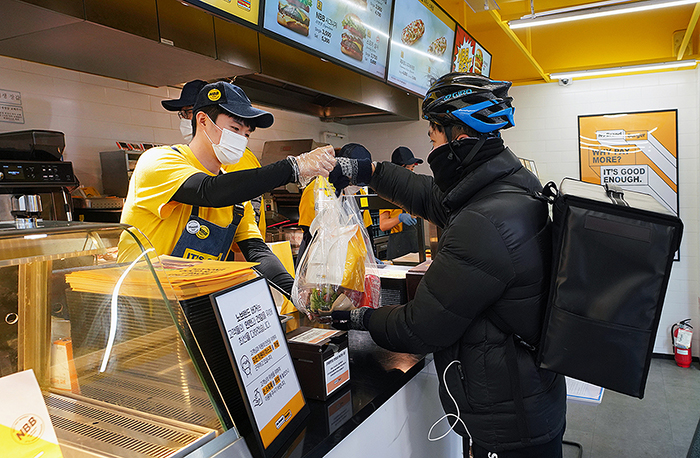 "한파에 인기 후끈"…신세계푸드, 노브랜드 버거 배달량 11% ↑