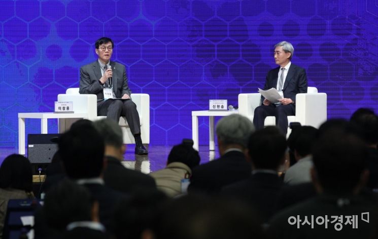 [포토] 신현송 박사와 대담하는 이창용 총재