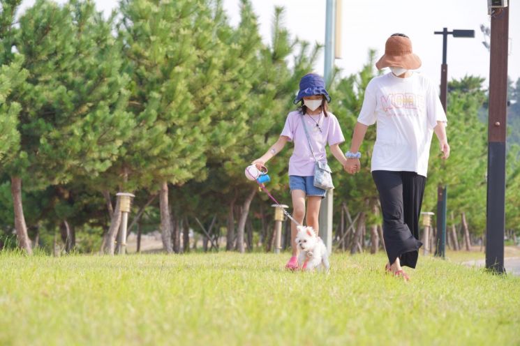 문체부와 관광공사는 반려동물 친화관광도시 공모에 나선다. [사진제공 = 한국관광공사]