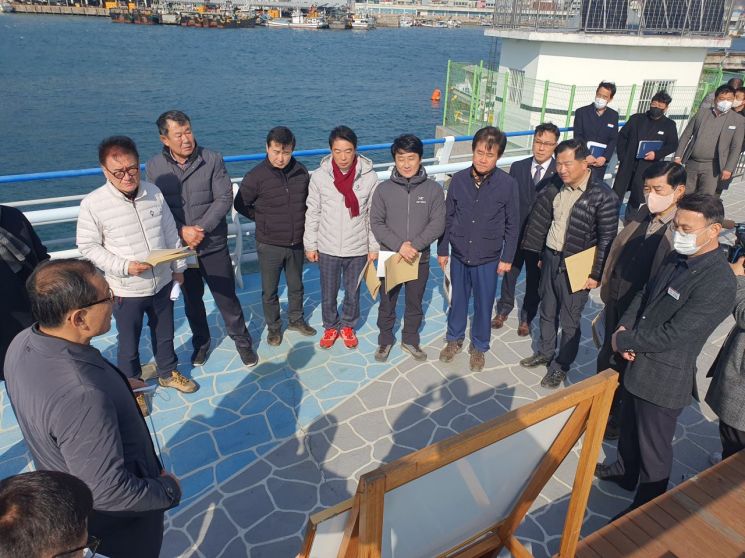 경남도의회 농해양수산위원회는 삼천포항을 방문해 의정활동을 펼쳤다.