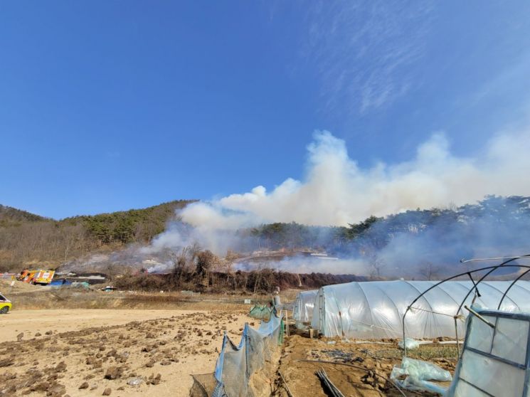 경남 함안군 대산면에서 쓰레기를 태우던 불이 주변으로 퍼지고 있다. [사진제공=경남소방본부]