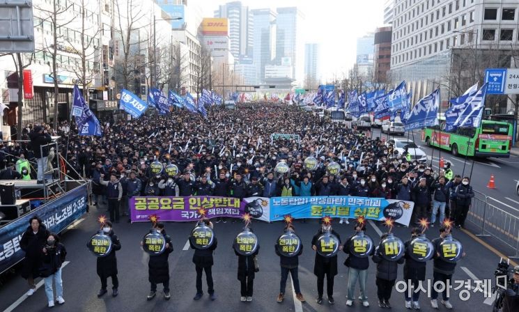 [포토] 윤석열 정부 규탄하는 민주노총 조합원들