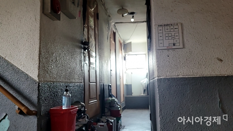 서울 용산구 동자동에 있는 한 쪽방촌. 건물 안에 여러 방이 나눠져 있다. /공병선 기자 mydillon@