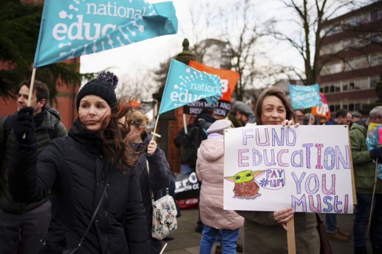 영국, 공공부문 50만명 파업…"학교 85% 문 닫아"