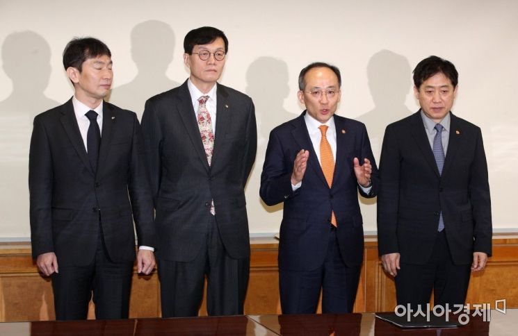 추경호 부총리 겸 기획재정부 장관(왼쪽 세번째), 이창용 한국은행 총재(왼쪽 두번째), 김주현 금융위원장(맨 오른쪽), 이복현 금융감독원장이 2일 서울 중구 명동 은행회관에서 열린 비상거시경제금융회의에 앞서 기념촬영 하고 있다. 사진=김현민 기자 kimhyun81@