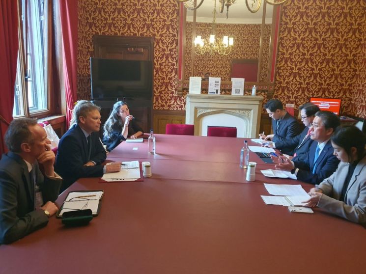 정승일 한전 사장(오른쪽 앞에서 두번째)이 그랜트 샵스 기업에너지산업전략부 장관(왼쪽 가운데)과 영국 원전사업 참여를 위한 협력방안을 논의하고 있다. (사진제공=한국전력)