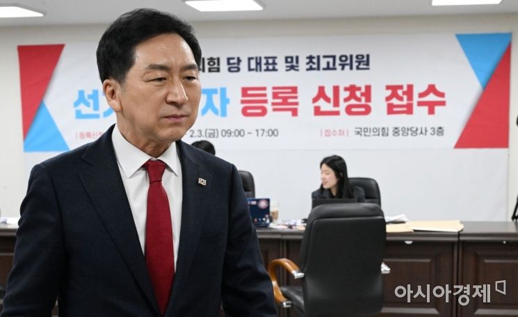 김기현 국민의힘 의원이 2일 서울 여의도 중앙당사에서 당대표 후보 등록을 마친 후 접수처를 나서고 있다.