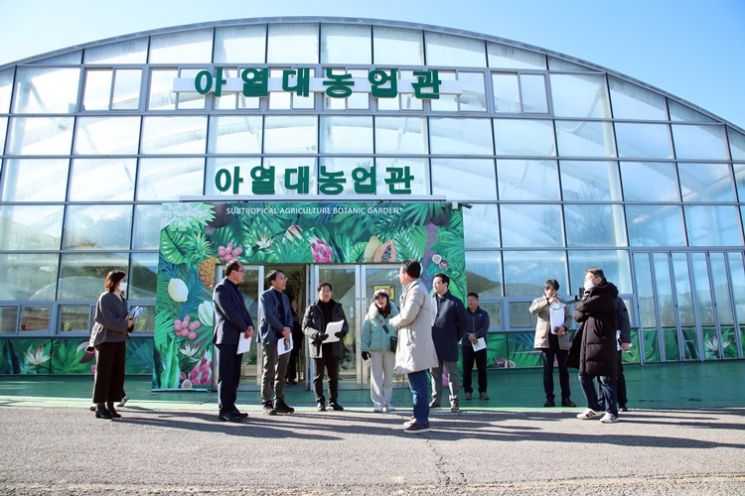 무안군의회가 고흥군 농업기술센터 내 아열대농업관을 둘러보고 있다. [사진제공=무안군]