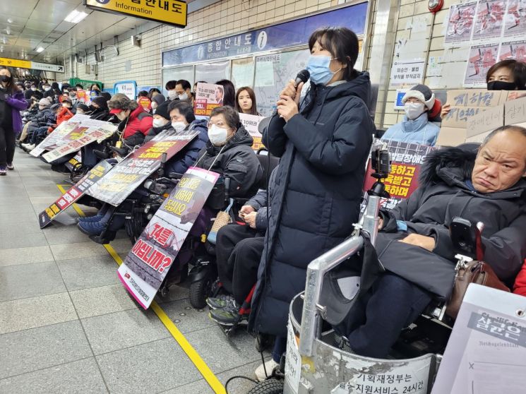 입장차 확인한 전장연, 14일부터 지하철 시위 재개