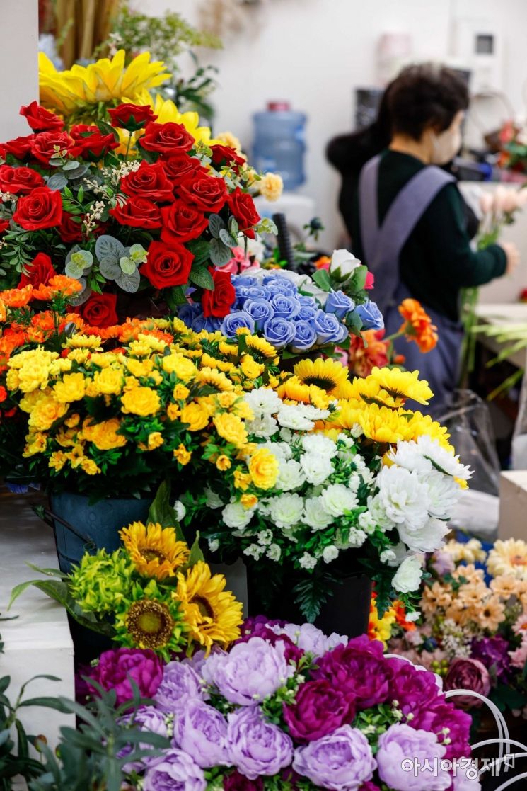 [포토]졸업 앞두고 분주한 꽃시장