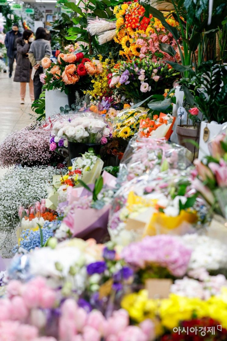 [포토]졸업시즌 앞둔 꽃시장