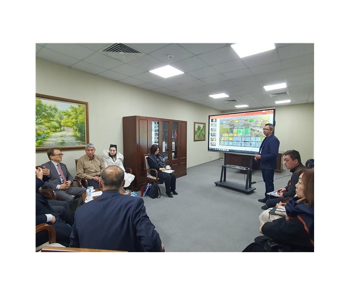 경운대 문추연 부총장 등 방문단이 우즈베키스탄 타슈켄트 국립의대 관계자들과 환담을 나누고 있다.