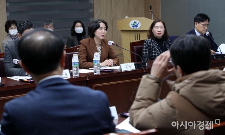 이영 중소벤처기업부 장관이 지난 2월3일 서울 용산구청에서 열린 '이태원 상권 원스톱지원센터 현장 간담회'에서 인사말을 하고 있다. 사진=김현민 기자 kimhyun81@