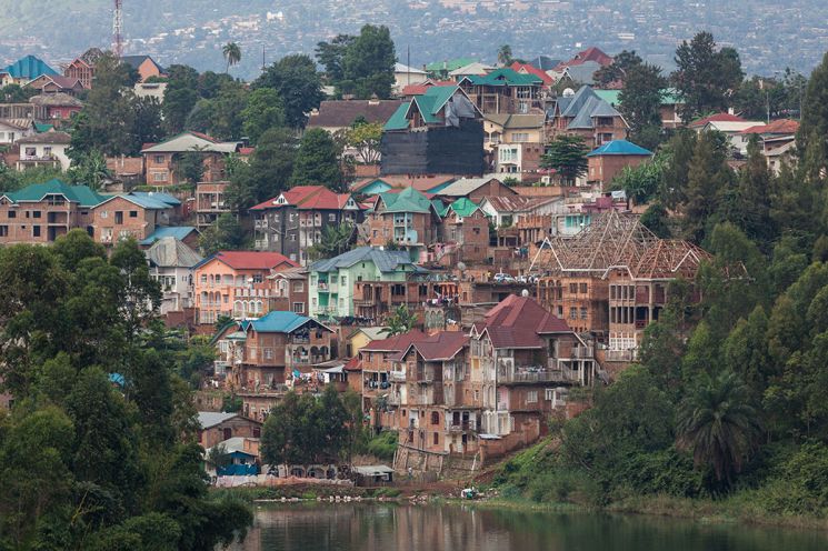 아프리카 콩고민주공화국의 부카우시. 경사지에 위험하게 건설된 도시 일부가 위태롭다. 사진출처=미 항공우주국(NASA).