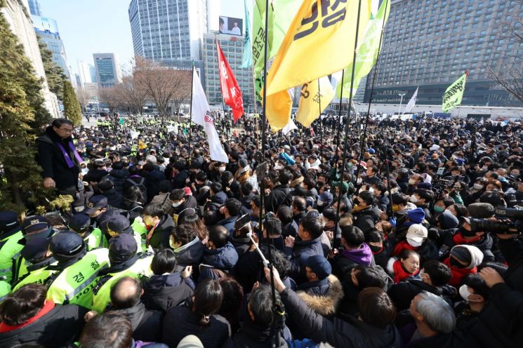 이태원 유족·서울시, '서울광장 분향소' 둘러싸고 갈등 고조