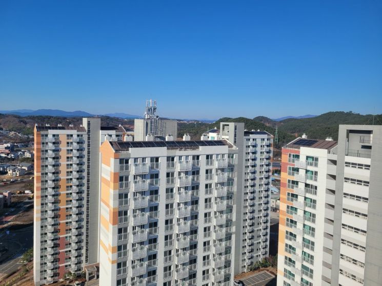 한국토지주택공사(LH) 임대주택 옥상에 태양광 패널이 설치돼 있다. / 사진=LH