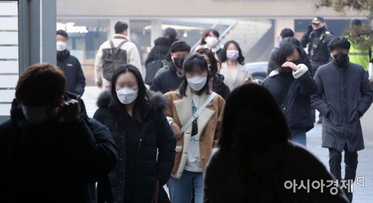 시민들이 마스크를 착용한 채 출근하는 모습. 사진=김현민 기자 kimhyun81@