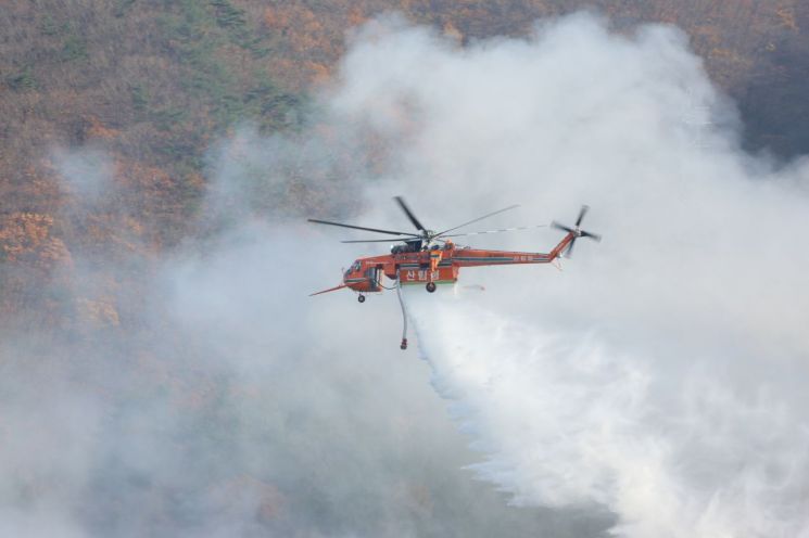 ‘산불대응 24시’ 헬기 정비사·조종사는 숨은 역군