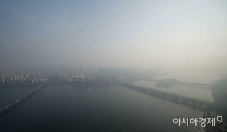 6일 서울 여의도 63스퀘어 전망대에서 바라본 도심이 미세먼지로 뒤덮여 있다. 이날 수도권에선 미세먼지 비상저감조치가 시행됐다. 사진은 기사와 무관함. 사진=강진형 기자aymsdream@