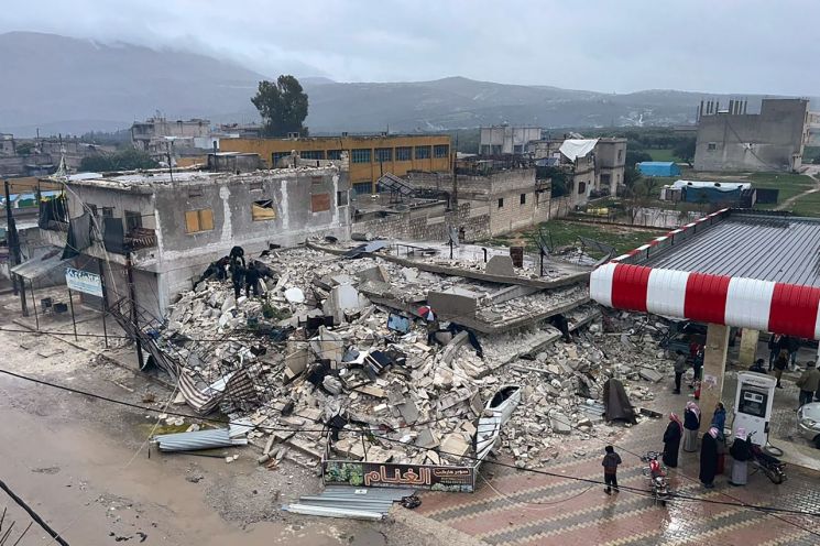 튀르키예 남동부에서 발생한 규모 7.8의 지진으로 시리아 붓거부 이들리브주 아즈마린 마을의 한 건물이 무너진 모습. [사진출처=AP연합뉴스]