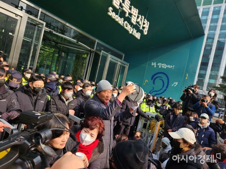 기습 설치된 서울광장 이태원분향소 철거 논란...‘극한 대립’ 치달아
